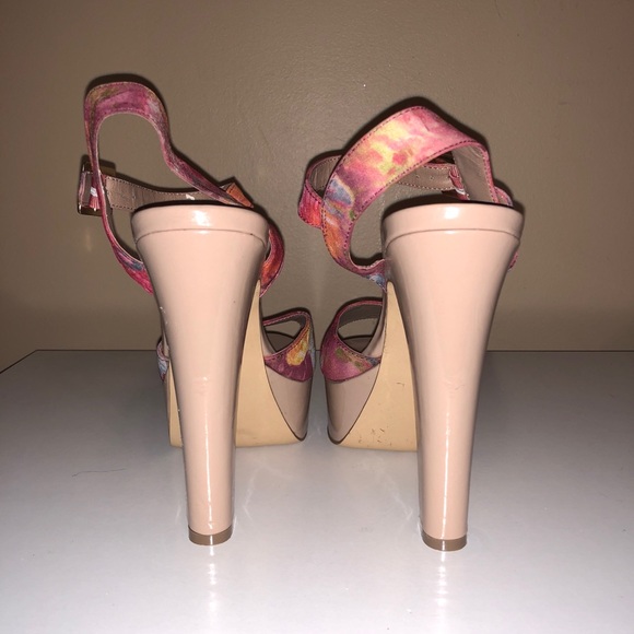 NWOT STEVE MADDEN ”DYNEMT-F”  Floral Platforms Heels